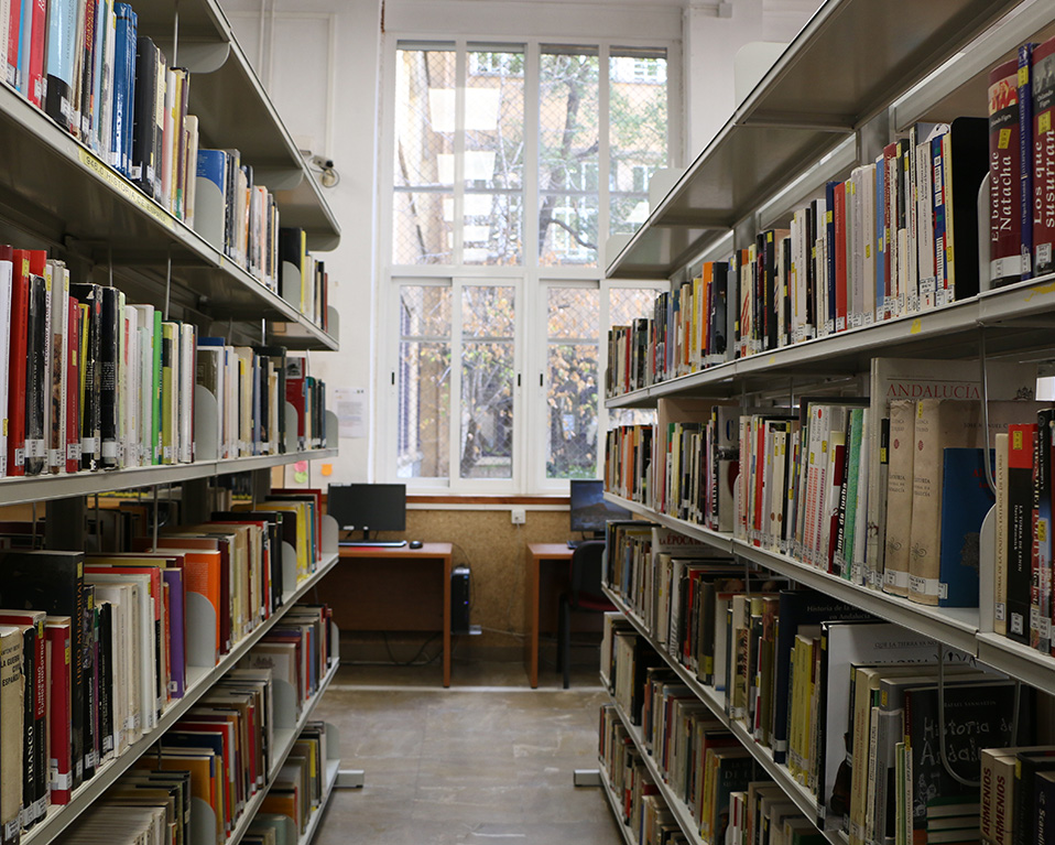 Interior de la biblioteca de la Facultad de Ciencias Políticas y Sociología.