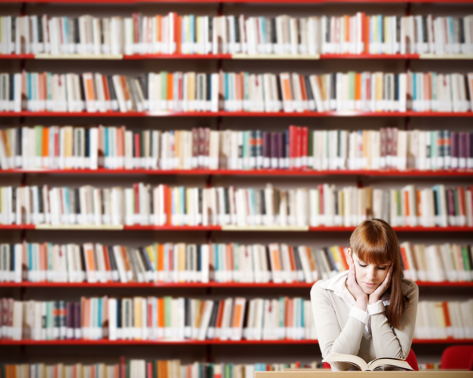 Estudiante en biblioteca