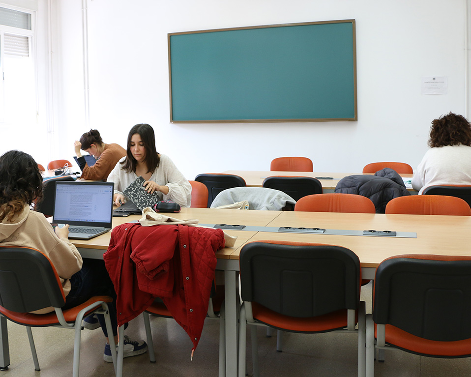 Alumnas trabajando en la sala de estudio de la Facultad de Ciencias Políticas y Sociología.