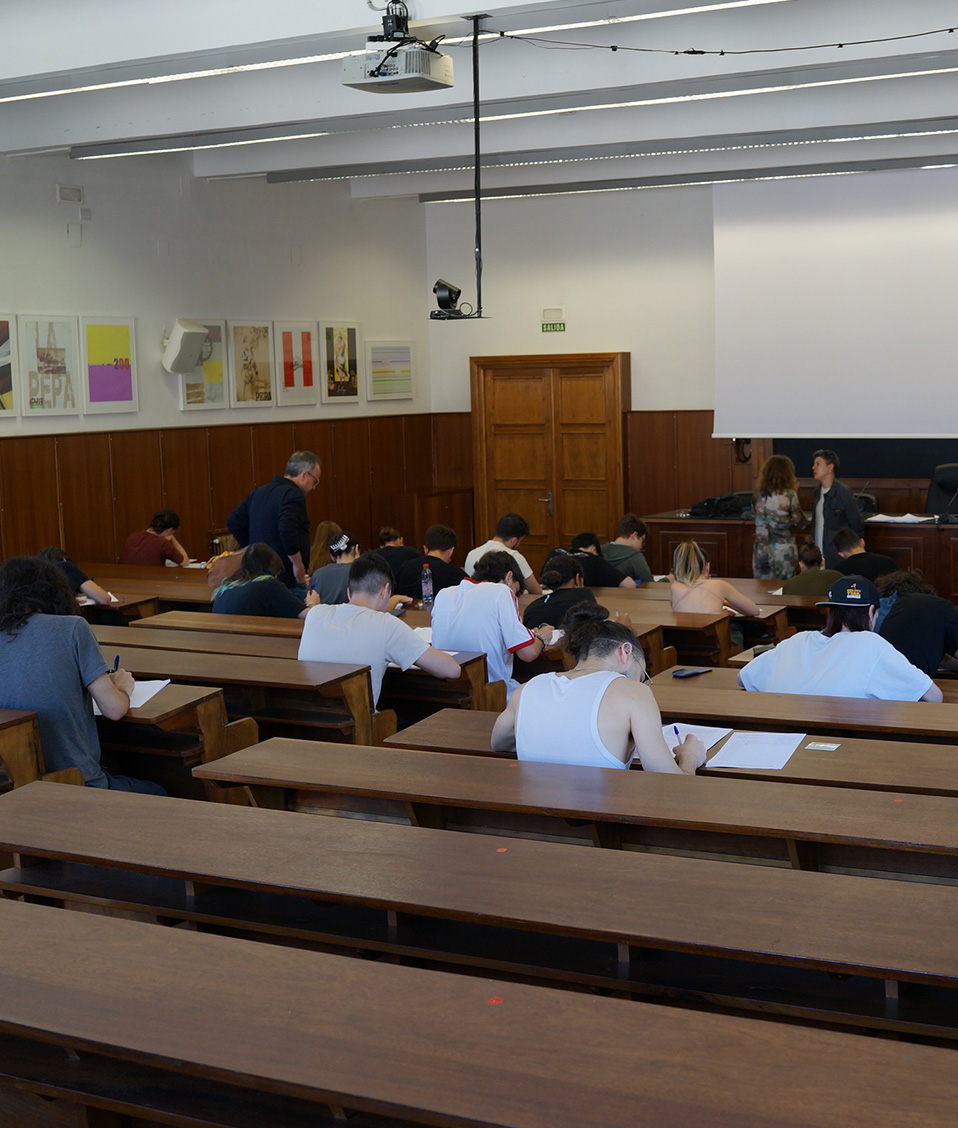 Aula Constitución 1812 -la Pepa- de Facultad CC Políticas y Sociología. Vemos las espaldas del alumnado sentado en disposición de examen.