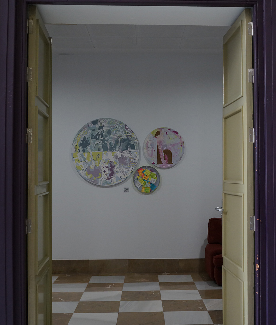 Puerta de acceso al decanato de la Facultad de Ciencias Políticas y Sociología.