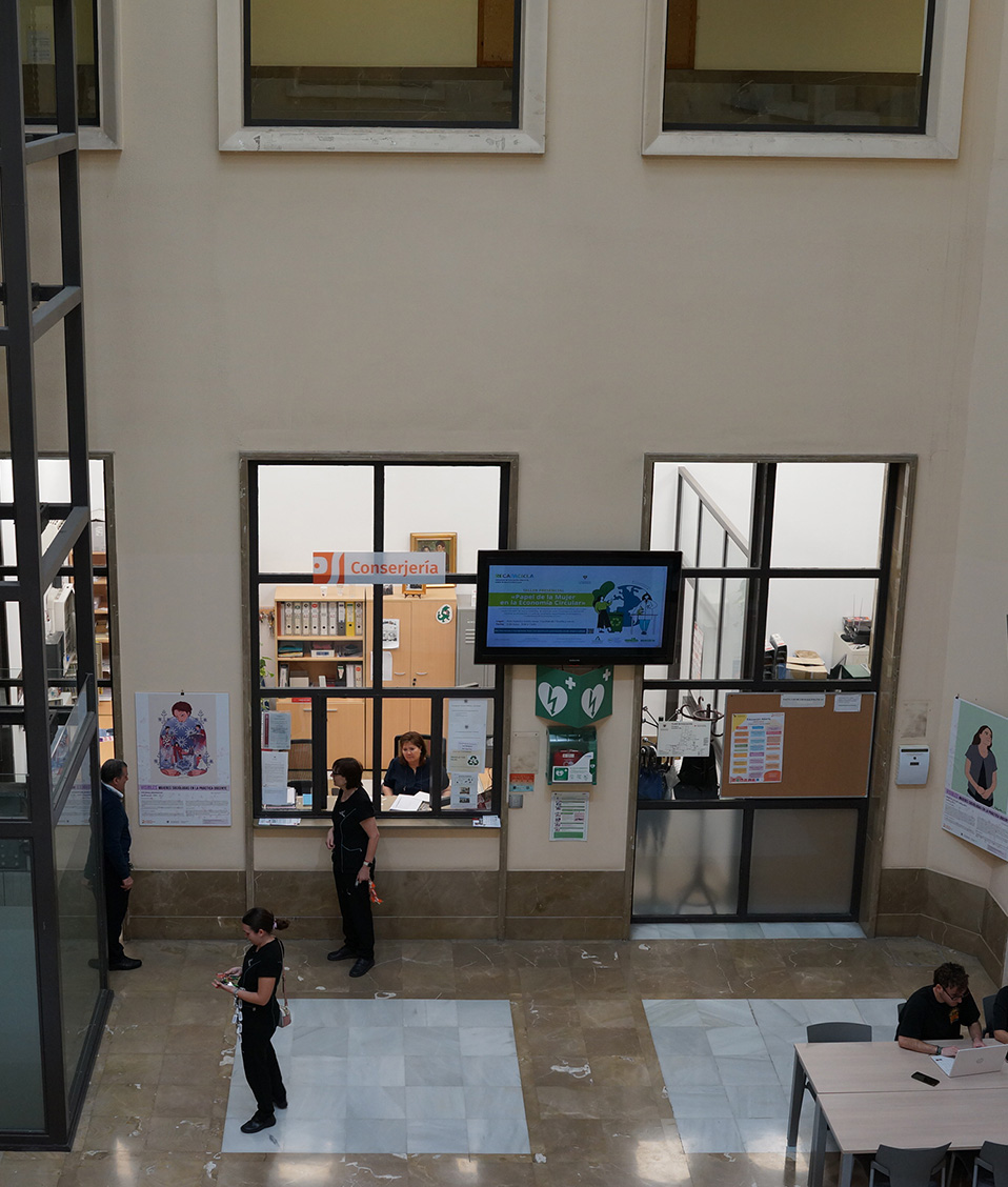 Hall y conserjería de la Facultad de Ciencias Políticas y Sociología