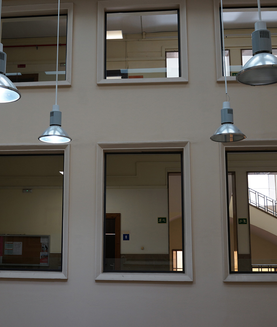 Ventanas y lámparas del hall de la Facultad Ciencias Políticas y Sociología