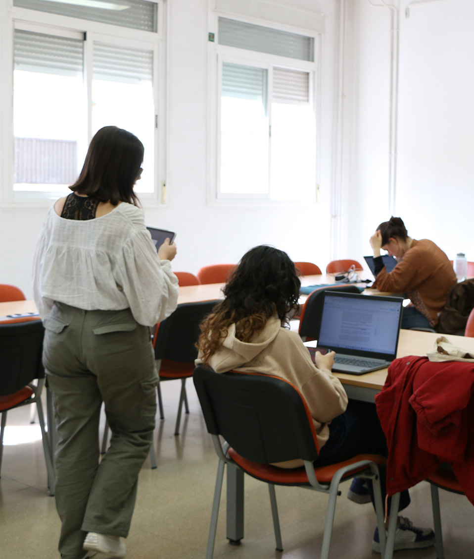 Alumnas trabajando en la sala de estudio de la Facultad de Ciencias Políticas y Sociología.