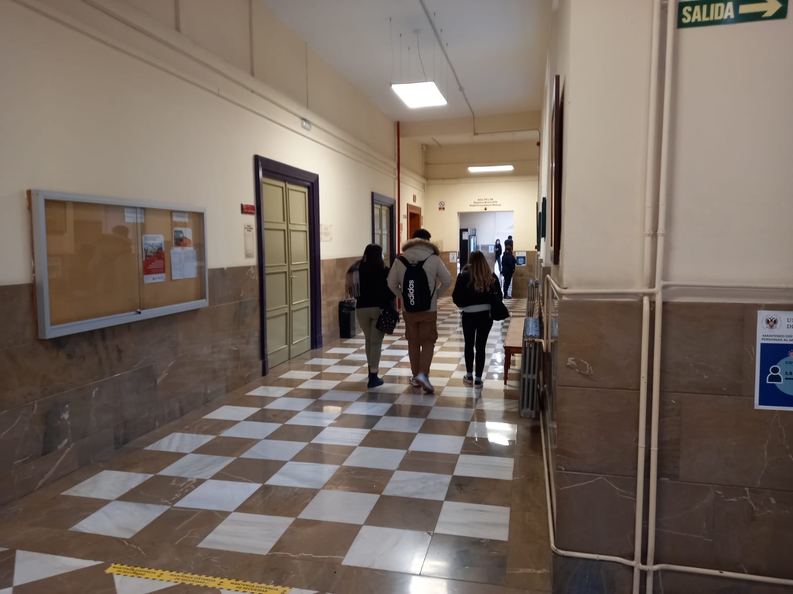 Estudiantes pasillo