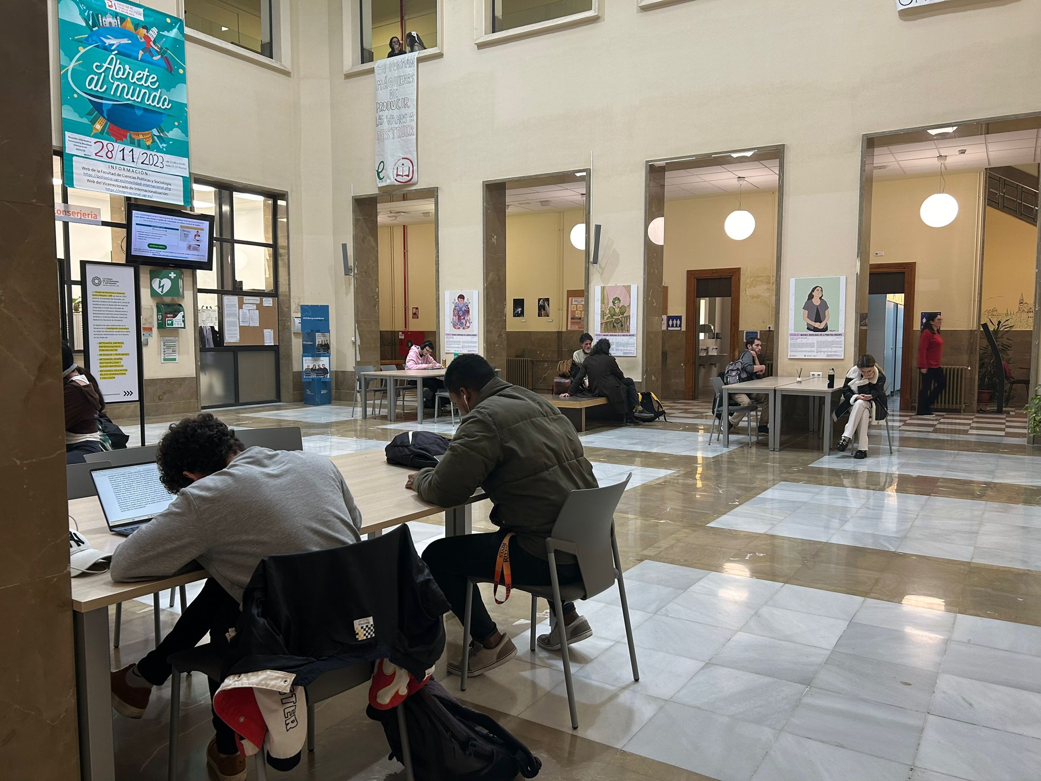 Estudiantes en el hall